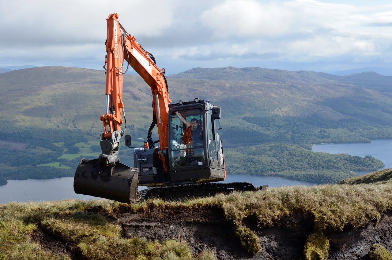 A digger operator reprofiling peat hags. ©Lorne Gill/SNH. For information on reproduction rights contact the Scottish Natural Heritage Image Library